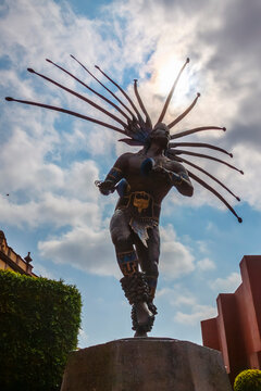 El Danzante Conchero Chichimeca, junto al Templo de San Francisco de As&iacute;s, Quer&eacute;taro.