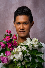 tête d'homme avec des bouquet de fleurs roses et blanche