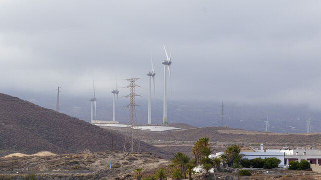 energ&iacute;a e&oacute;lica aerogeneradores en plena funci&oacute;n de producci&oacute;n de energ&iacute;a renovable no contaminante