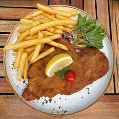 Wiener Schnitzel mit Pommes