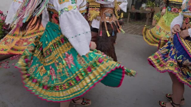 Danza tradicional de la comunidad Cayambe en el norte del ecuador, provinvia de Pichincha. Con coloridos trajes bordados a mano, m&aacute;scaras de Aya Huma (Diablo Huma) y baile grupal en circulos