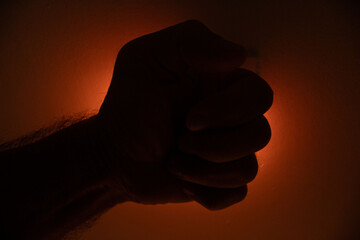 Punho fechado em contra-luz. 