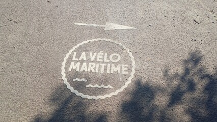 La Vélo Maritime Logo auf dem Radweg – EuroVelo 4 an Frankreichs Küste