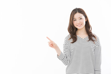若い女性　指差し　
