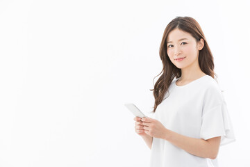 スマートフォンで検索する女性