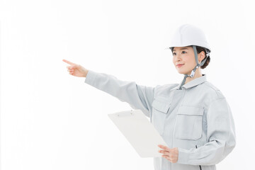 指差しをする作業着を着たビジネスウーマン

