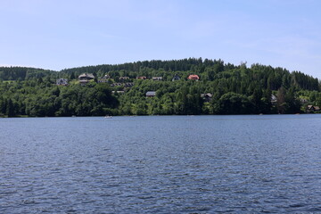 Der Titisee im Schwarzwald an einem sonnigen Tag im Frühsommer