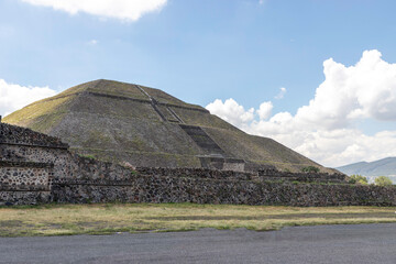 Pyramid of the Sun in Teotihuacan, Mexico - Pirámide del Sol en Teotihuacán