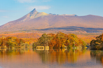 日本の風景・秋　北海道　紅葉の大沼公園と北海道駒ヶ岳
