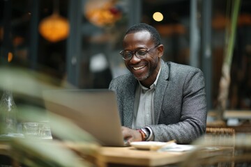 Obraz premium Creative African American consultant enhancing client satisfaction via laptop tech in online marketing for corporate teamwork