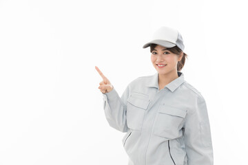 若い女性　作業着　指差し

