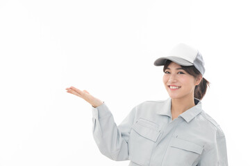 若い女性　作業着　指差し　手のひら
