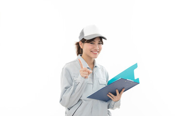 若い女性　作業着　ファイル　クリップボード

