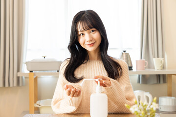 手を消毒する若い女性
