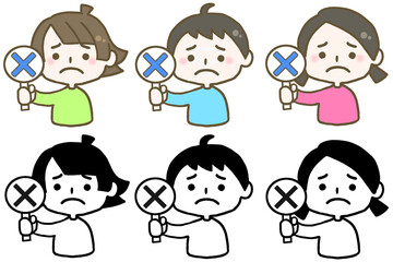 困り顔でばつの札を出す子ども