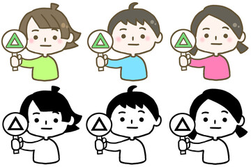 さんかくの札を上げる子ども