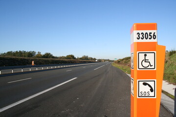 Emergency call station on the hard shoulder of a freeway in France - Borne d'appel d'urgence sur la...