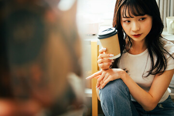 若い女性　ライフスタイル　ハイコントラスト
