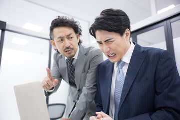 部下を注意する上司と目標の未達やミスで詰められる部下　パワハラってどこまで？のイメージ