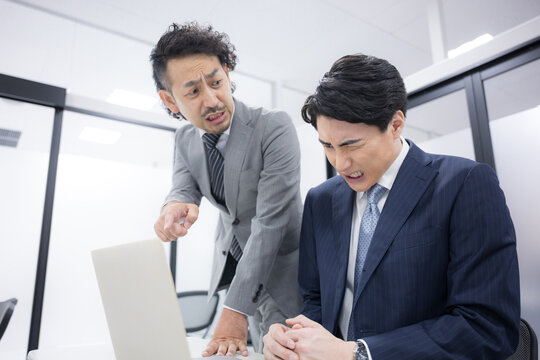 部下を注意する上司と目標の未達やミスで詰められる部下　パワハラってどこまで？のイメージ