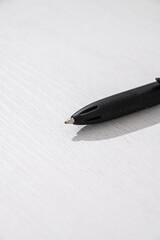 boligrafo en fondo blanco minimalista