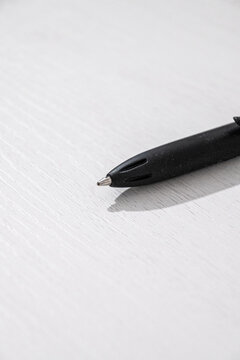 boligrafo en fondo blanco minimalista