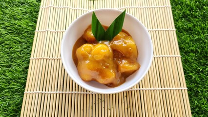 Candil porridge is made from sticky rice flour, brown sugar and coconut milk, shaped like balls or snake fruit seeds, this food is popular on the island of Java, also known as Jenang Grendul