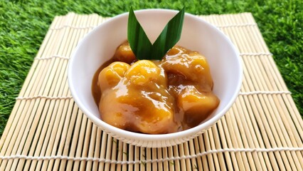Candil porridge is made from sticky rice flour, brown sugar and coconut milk, shaped like balls or snake fruit seeds, this food is popular on the island of Java, also known as Jenang Grendul