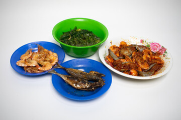 A delicious seafood dish with shrimp, fried fish and nutritious green vegetables.