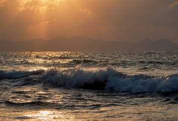 夕暮れの日本海の荒波