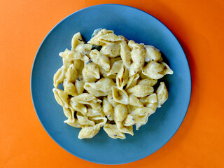 Truffle macaroni with cheese on a plate.