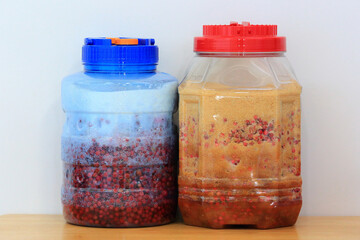 통에 백설탕과 흑설탕을 넣고 붉은 오미자를 발효시키기