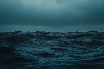 Obraz premium Dark, stormy sea under a heavy sky