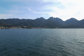 日本：厳島（通称宮島）／海から見る弥山と厳島神社の遠景【世界遺産・日本三景】広島県廿日市市