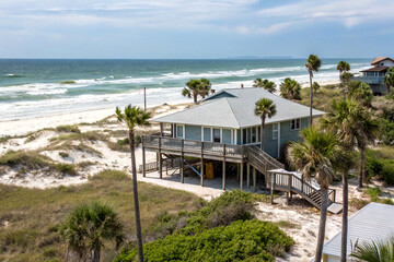 Obraz premium Secluded beach house retreat with serene coastal views and ocean breezes