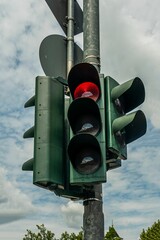 Red light for vehicle traffic under bright daylight