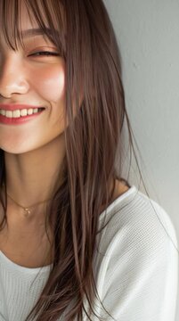 彼氏が撮影したような少し照れた表情の女性