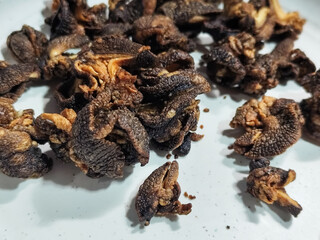 Snail chips are a typical Indonesian snack that is famous for being delicious, savory and crunchy.
