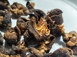 Snail chips are a typical Indonesian snack that is famous for being delicious, savory and crunchy.