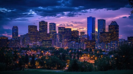 Obraz premium Cityscape at twilight, skyscrapers illuminated against a dramatic sky.