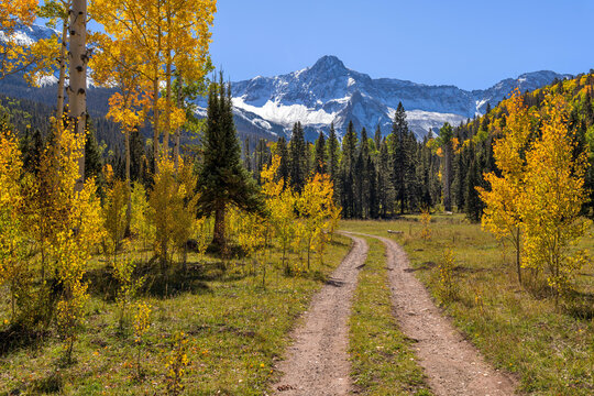 Fototapeta Autumn Peak - A back-country road winding towards rugged Mears Peak, Uncompahgre National Forest, Ridgway/Telluride, Colorado, USA.