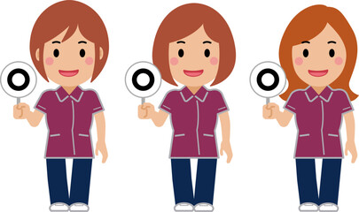 正解の札を上げる。えんじ色の制服の女性看護師