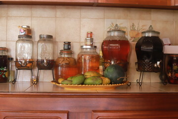 Bouteilles de rhum arrangé maison avec fruits tropicaux