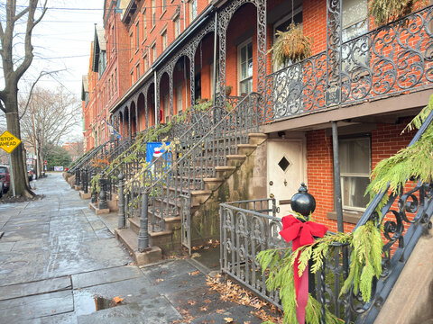 Fototapeta A garden apartment with a staircase at the entrance, typical of those seen in New York. A house in which the basement is used as a cellar or rented out. 