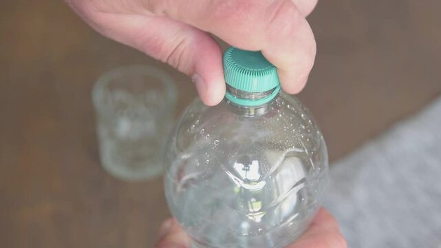 Open a bottle of soda with a fixed stopper