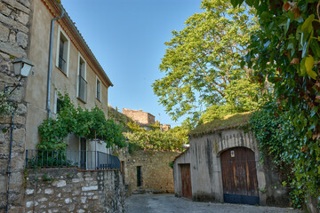 The charm of Trujillo in a quiet street, with its old houses, wooden doors, and vibrant blue sky.