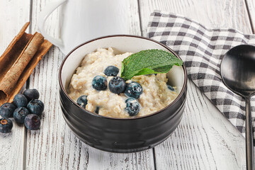 Oats porridge with blueberry
