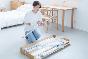 家具の組み立てが苦手な女性