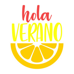 Concepto de vacaciones y viajes. Texto hola verano en español con rodaja de naranja © teracreonte