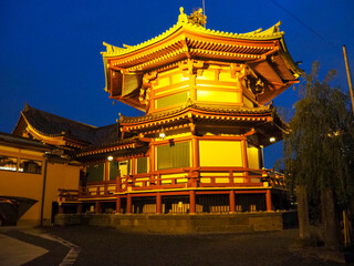 Naklejka premium 黄金の辨天堂